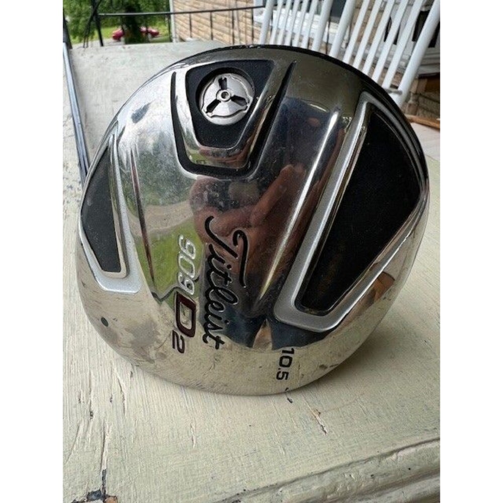Titleist 909 D2 Golf Driver 10.5 degree 45” Voodoo R-flex Shaft